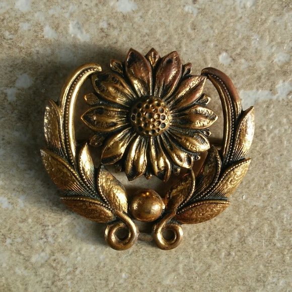 Jewelry - Over 50 years old - gold tone daisy flower brooch.